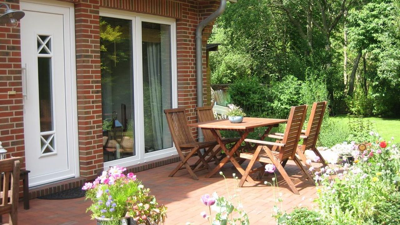 Blick von draussen in Richtung Wohnzimmer Blick von draussen in Richtung Wohnzimmer
